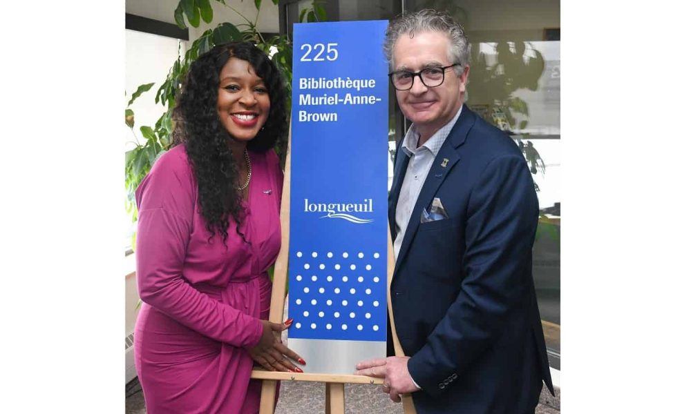 Sur la photo: Sylvain Joly, président de l'arrondissement de Greenfield Park et Affine Lwalalika, responsable de la Condition féminine et membre du comité exécutif de la Ville, lors du dévoilement du nouveau nom de la bibliothèque, la Bibliothèque Muriel-Anne-Brown. Photo: Ville de Longueuil
