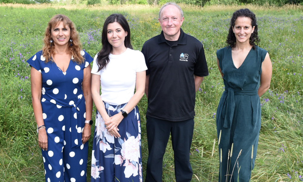 De gauche à droite : Mme Romy Bazo, cheffe du service Acquisition, gestion et mise en valeur des milieux naturels de Nature-Action Québec; Mme Catherine Fournier, mairesse de Longueuil et vice-présidente du comité exécutif de la Communauté métropolitaine de Montréal (CMM); M. Jean Martel, maire de Boucherville; Mme Mégane Barlet, chargée de projets Acquisition, gestion et mise en valeur des milieux naturels de Nature-Action Québec.