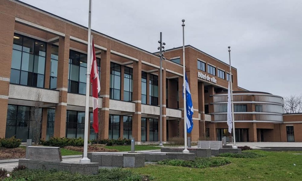 Les drapeaux mis en berne devant l'hôtel de ville de Brossard. Photo: Courtoisie