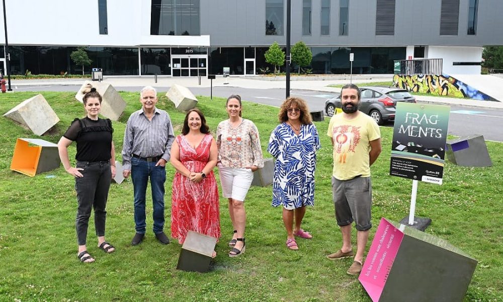 La mairesse suppléante de Brossard, Sophie Allard, entourée des conseillers Stéphanie Quintal, Tina Del Vecchio et Daniel Lucier et les artistes derrière l’œuvre Fragments, Chloé Barabé et Louis-Robert Bouchard. Photo : Courtoisie