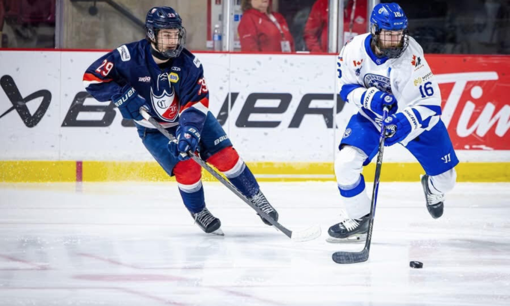 Longueuil, collège,victoire,cadre,ronde,match,tournoi,gardien,arrêts,période,but,avance,marque,chances,entraîneur