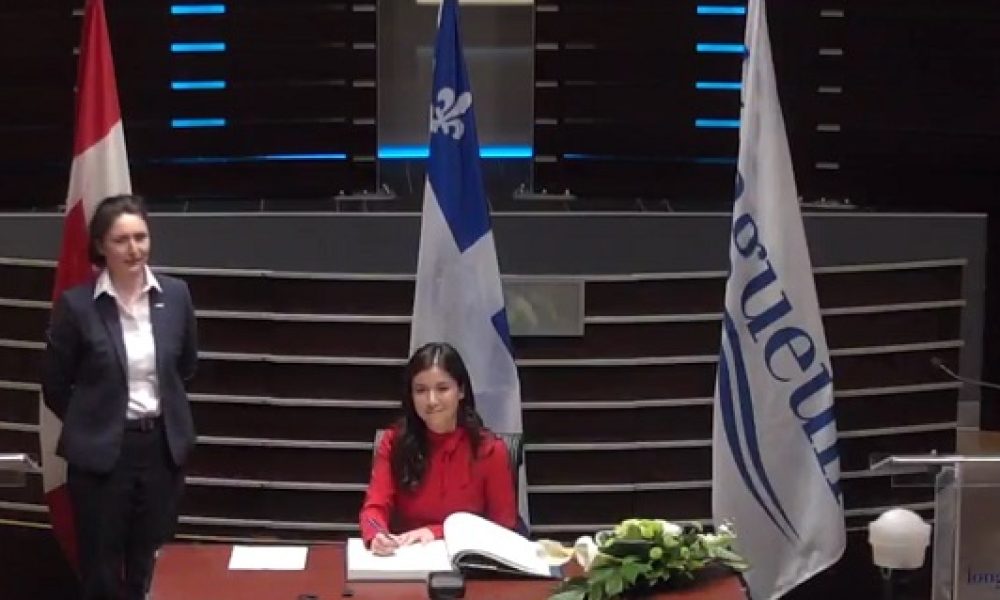 Catherine Fournier nouvelle mairesse de Longueuil signe le livre de la ville