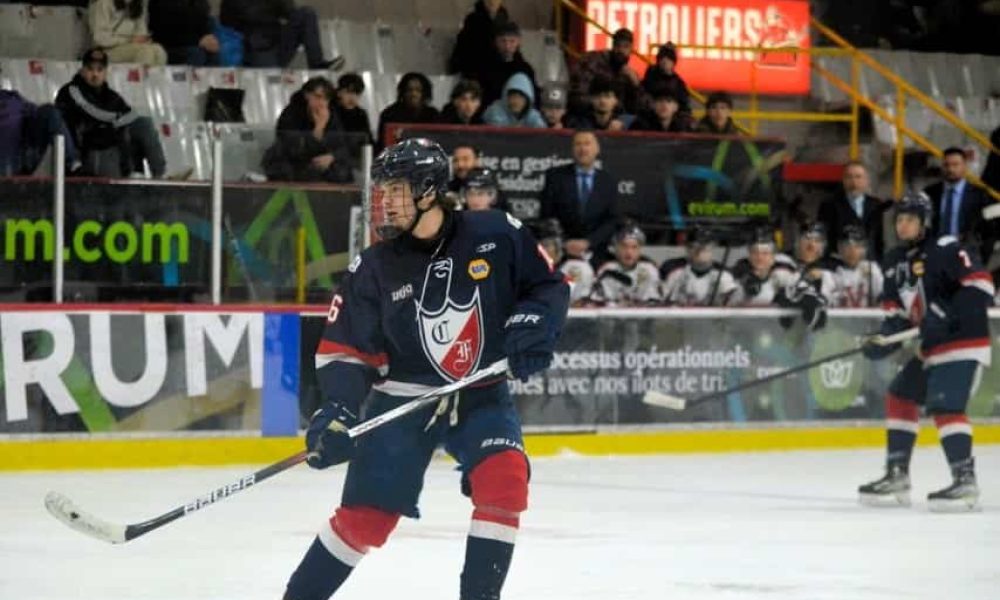 Le Collège Français prend le contrôle contre le VC de Laval