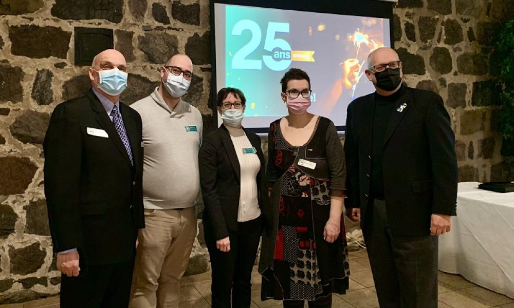 L'équipe du CJESH célébrait le 25e anniversaire de l'organisme au restaurant l'Ancêtre à Saint-Hubert. Photo: Courtoisie