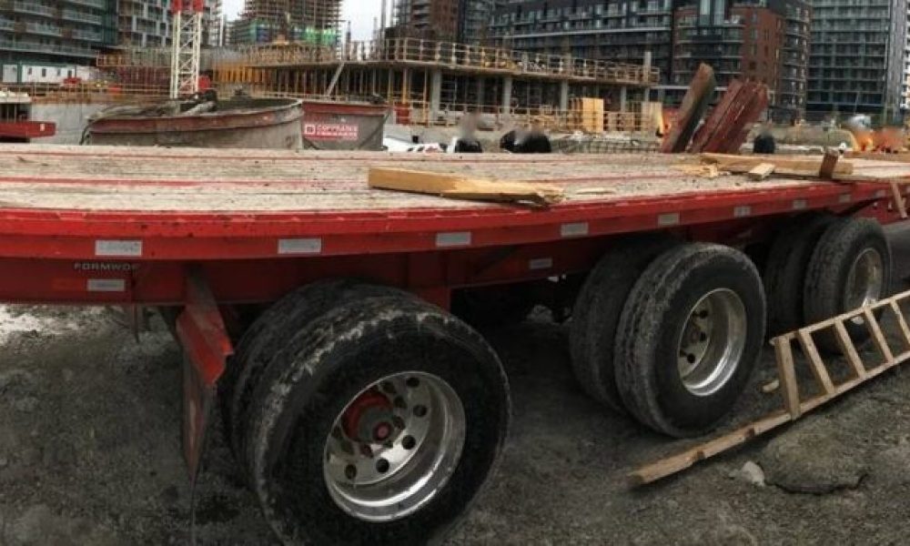 Un camion semi-remorque et des panneaux de coffrage similaires à ceux impliqués dans l’accident qui a coûté la vie à Mathieu Adam. Photo : Courtoisie