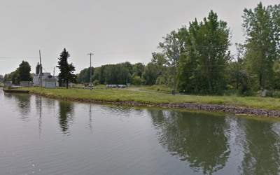 Le complexe résidentiel contesté par une dizaine de citoyens devrait se bâtir sur le terrain désaffecté de l’ancienne usine d’engrais chimique Agrico, près du bord du canal Chambly. Photo : Google map