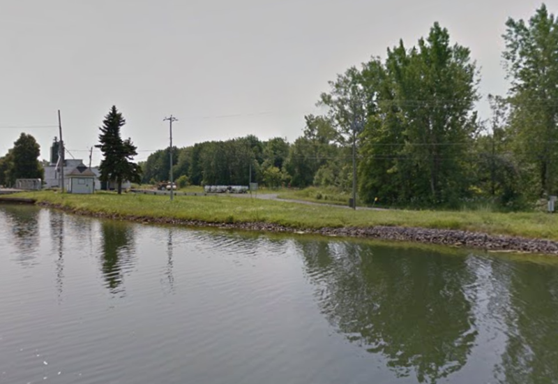 Le complexe résidentiel contesté par une dizaine de citoyens devrait se bâtir sur le terrain désaffecté de l’ancienne usine d’engrais chimique Agrico, près du bord du canal Chambly. Photo : Google map