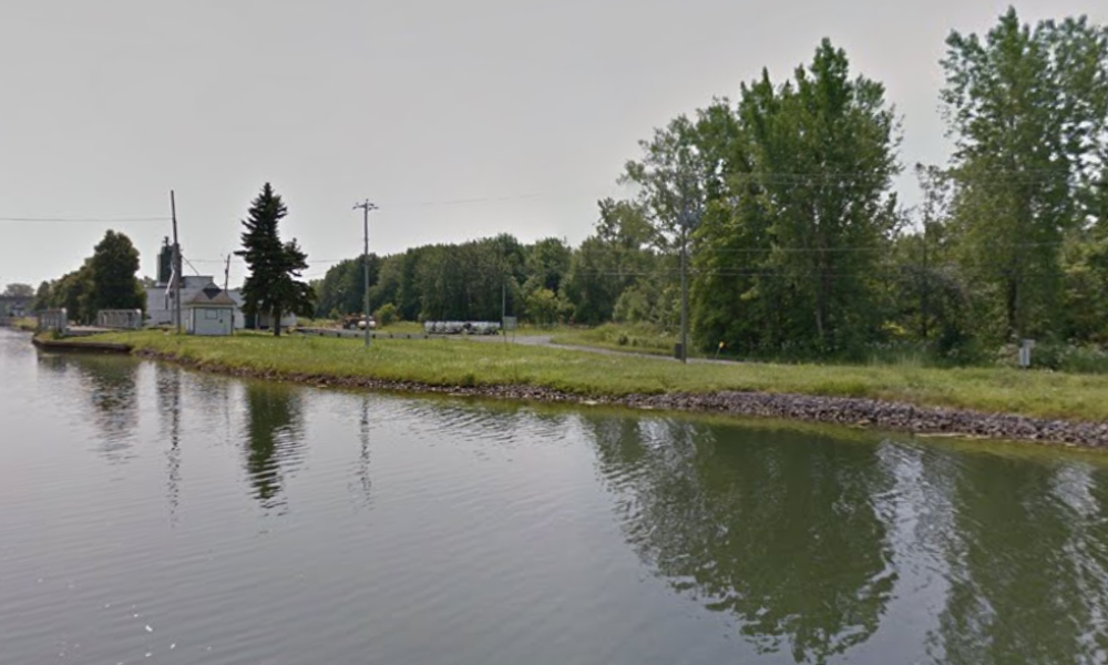 Le complexe résidentiel contesté par une dizaine de citoyens devrait se bâtir sur le terrain désaffecté de l’ancienne usine d’engrais chimique Agrico, près du bord du canal Chambly. Photo : Google map