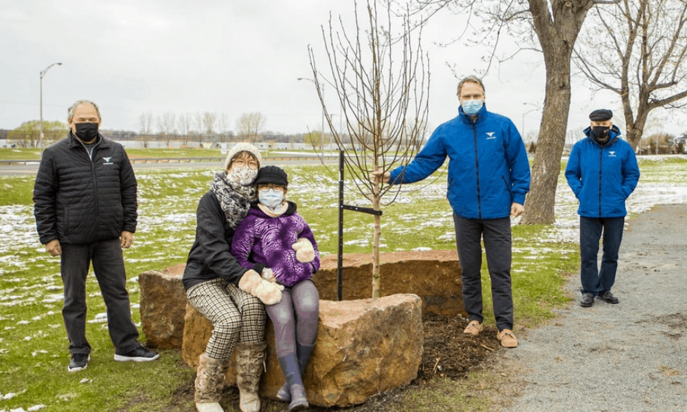 La Ville de Varennes honore la mémoire des victimes de la COVID-19 avec la plantation d’un arbre.
Source : Facebook de la Ville de Varennes
