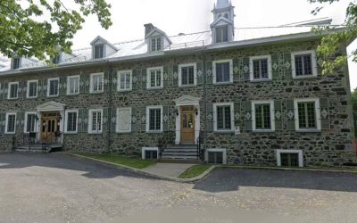 La congrégation des Sœurs des Saints Noms de Jésus et de Marie (SNJM) organise un premier bazar public le 6 septembre au couvent des Sœurs SNJM sur la rue Saint-Charles Est dans les Vieux-Longueuil.