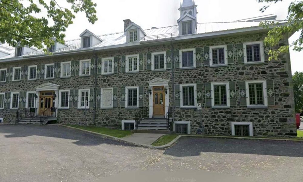 La congrégation des Sœurs des Saints Noms de Jésus et de Marie (SNJM) organise un premier bazar public le 6 septembre au couvent des Sœurs SNJM sur la rue Saint-Charles Est dans les Vieux-Longueuil.