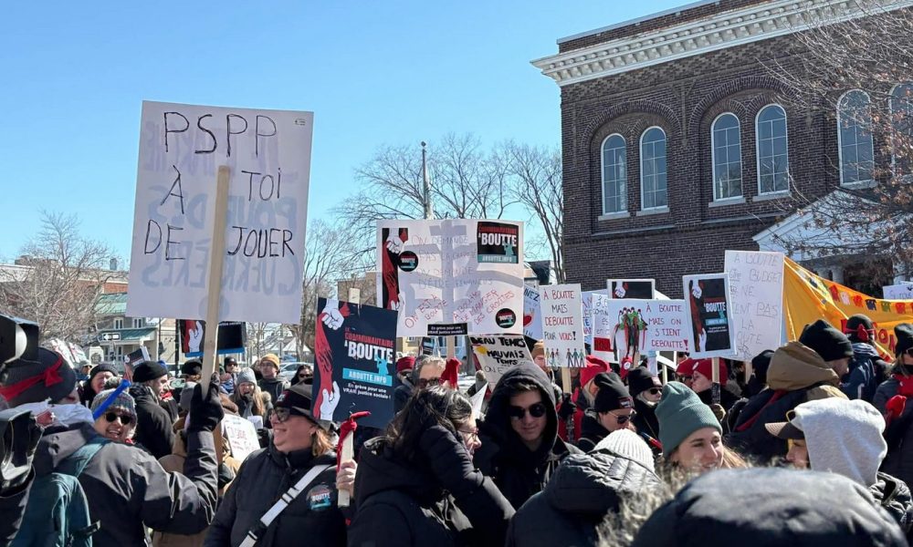 tour,Montérégie,manifester,communautaire,boutte,parc,pointer,doigt,gouvernement,degrés,main,dénonce,travail,place,milieu,conditions,centres,financement