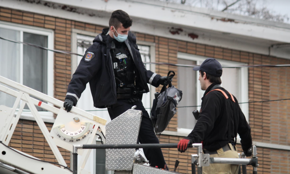 Les policiers de Longueuil auraient saisi ce qui ressemble à une arme