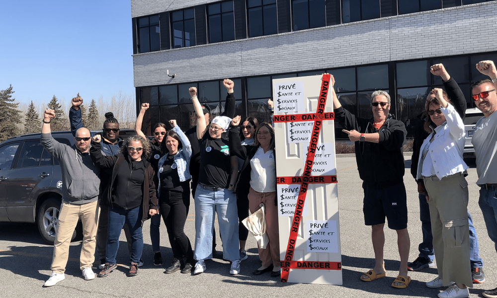 Le ministre Dubé reçoit un message de travailleurs de la santé