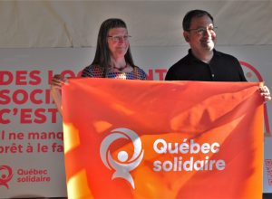 Claude Lefrançois, candidate de Québec solidaire dans Laporte en compagnie d'Andrés Fontecilla, député solidaire de Laurier-Dorion. Crédit: COURTOISIE
