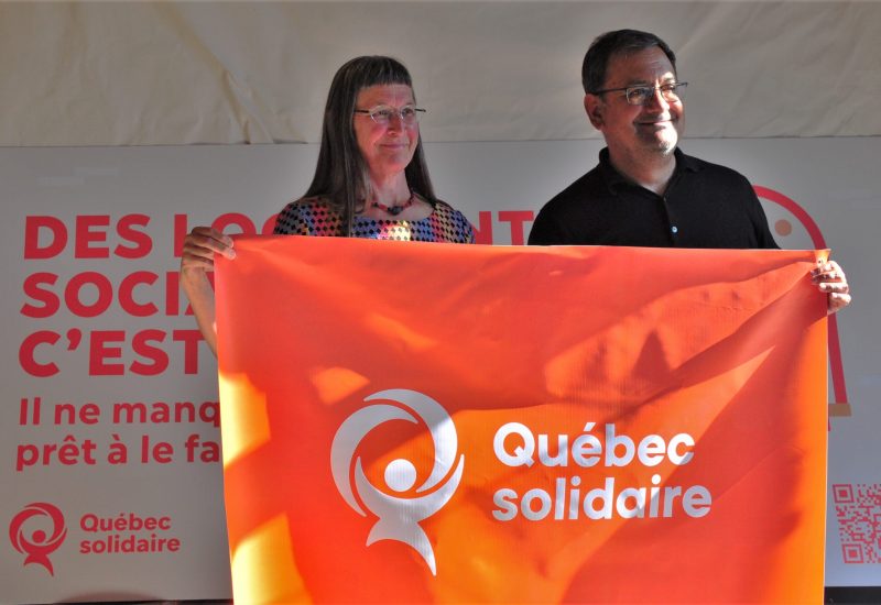 Claude Lefrançois, candidate de Québec solidaire dans Laporte en compagnie d'Andrés Fontecilla, député solidaire de Laurier-Dorion. Crédit: COURTOISIE