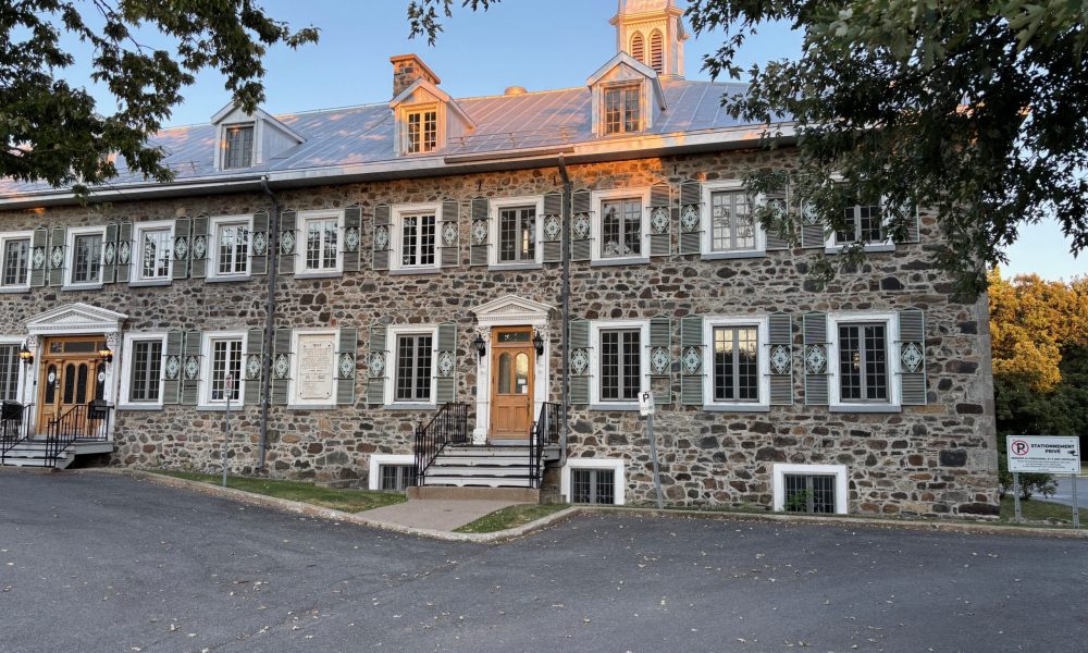 Longueuil,contrat,achat,couvent,ville,noms,Jésus,historique,prendre,charge,ensemble,patrimoine,vocation,ans,études,servir,bâtiments,terrains,parties,chapitre