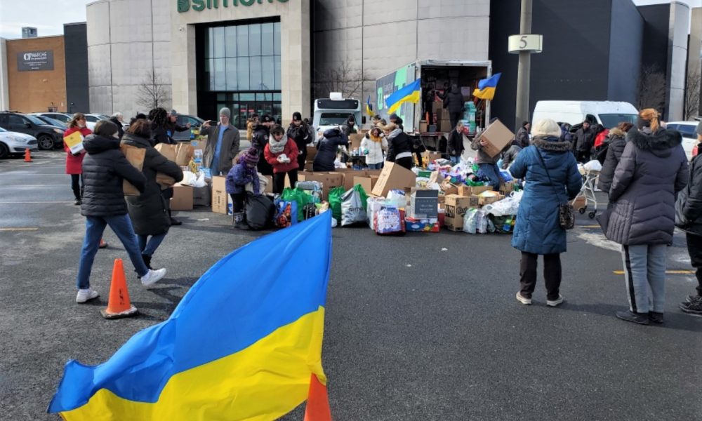 Bénévoles et boîtes dans un stationnement