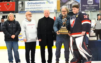 Le gardien de but Mathis Lacroix-Goulet a reçu le trophée FM 103,3 du joueur par excellence de la saison du Collège Français. Photo: Justin Gervais- FM 103,3