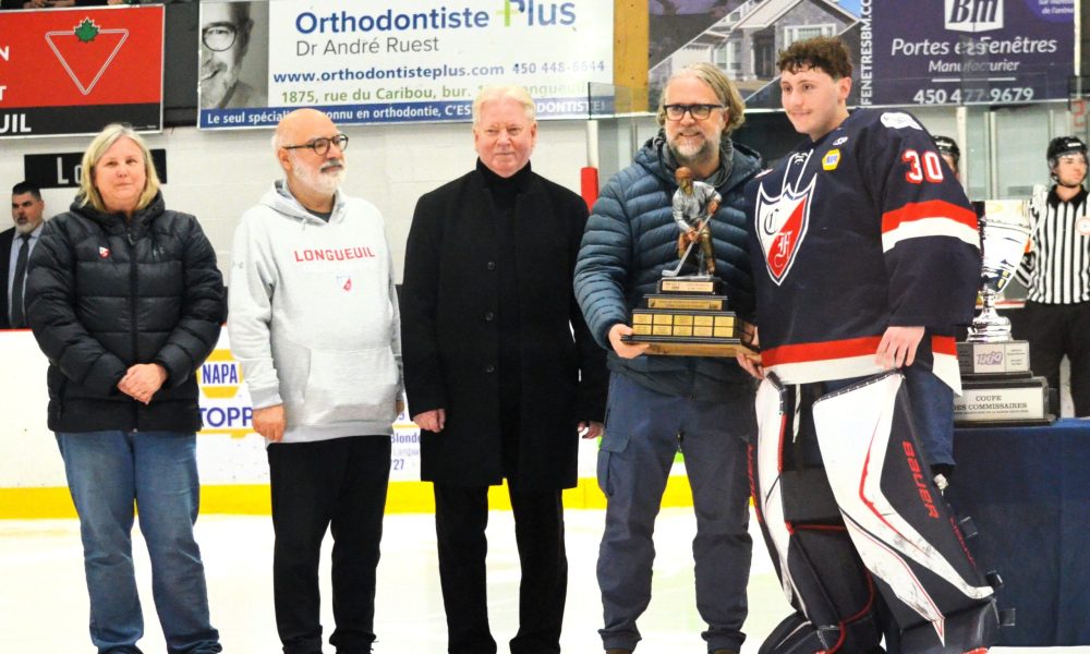 Le gardien de but Mathis Lacroix-Goulet a reçu le trophée FM 103,3 du joueur par excellence de la saison du Collège Français. Photo: Justin Gervais- FM 103,3