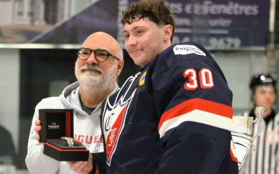 Pierre Petroni (à gauche) a été nommé directeur général de l'année et Mathis Lacroix-Goulet, celui de joueur le plus utile et gardien de but de l’année. Photo: Justin Gervais/Archives