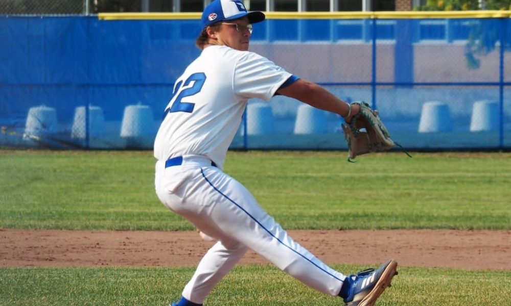 Lanceur de baseball sur terrain