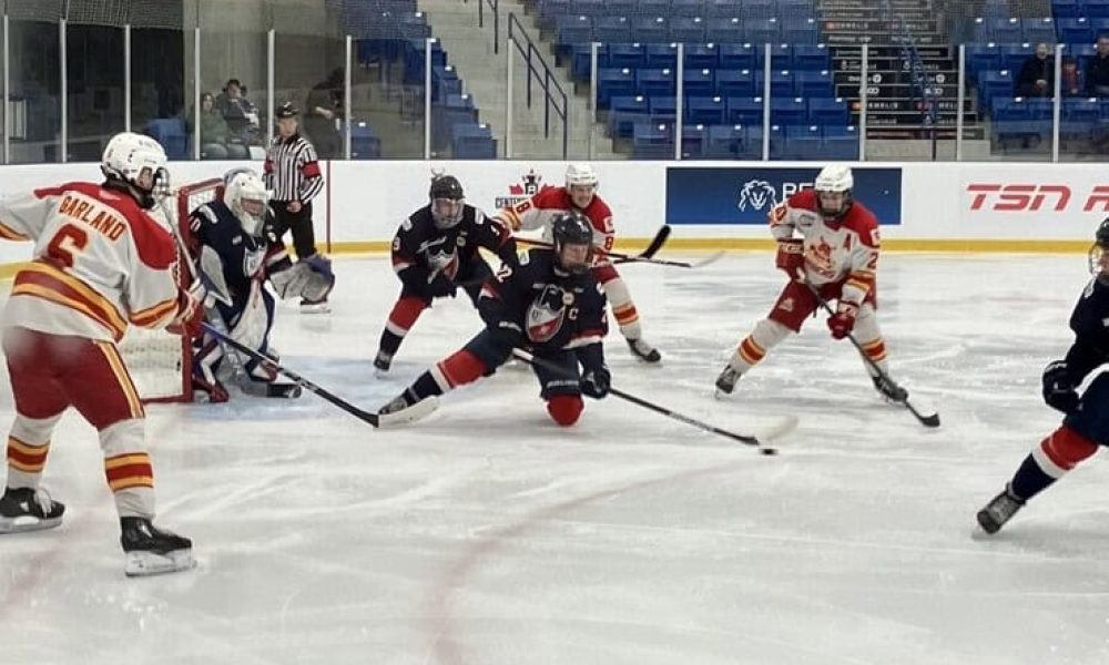 Le Collège Français traverse des moments difficiles à Oakville samedi dans le cadre du tournoi pour l’obtention de la Coupe du Centenaire à Oakville en Ontario.