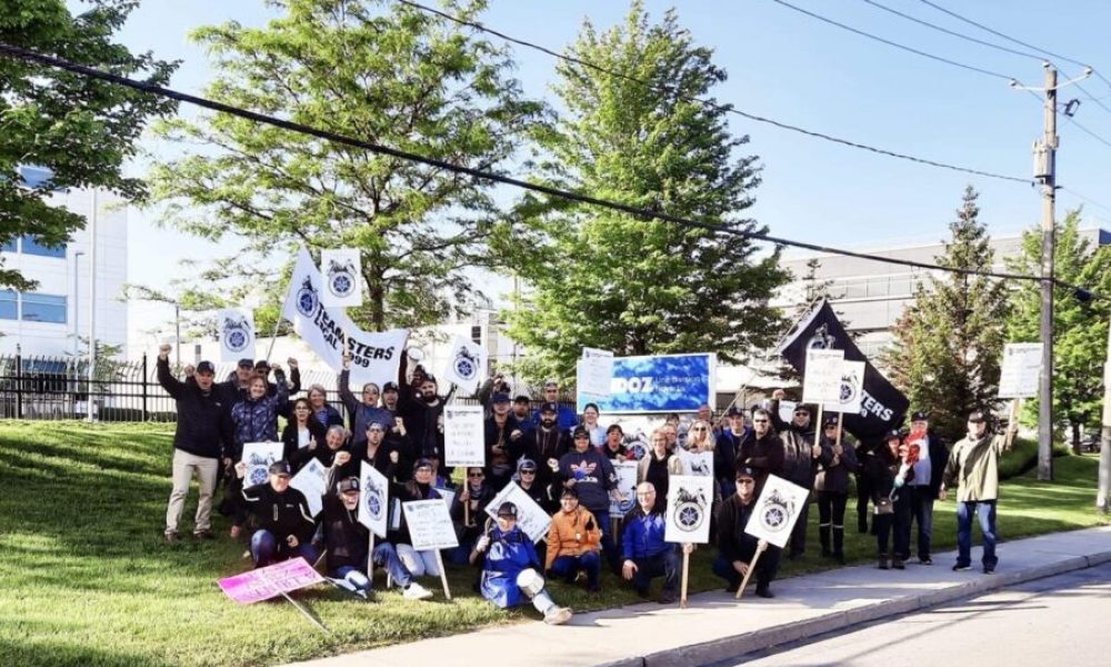 Les quelque 227 travailleuses et travailleurs de l’usine, connue précédemment sous le nom de Sandoz, ont débrayés le 25 mai dernier. Photo: Facebook Teamsters Local 1999