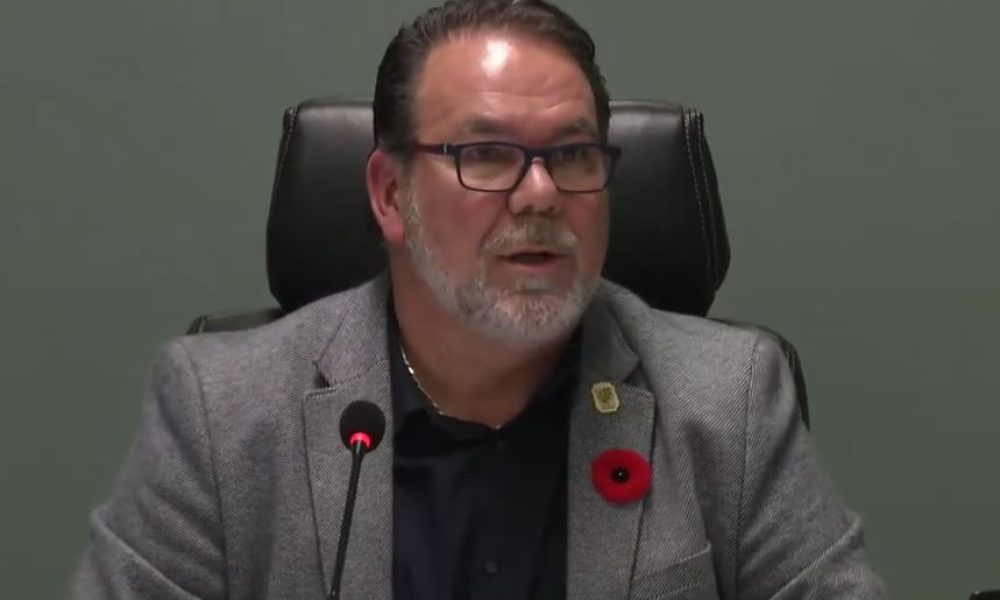 Le maire de Delson, Christian Ouellette, à la séance du conseil de novembre. Photo; Capture d'écran
