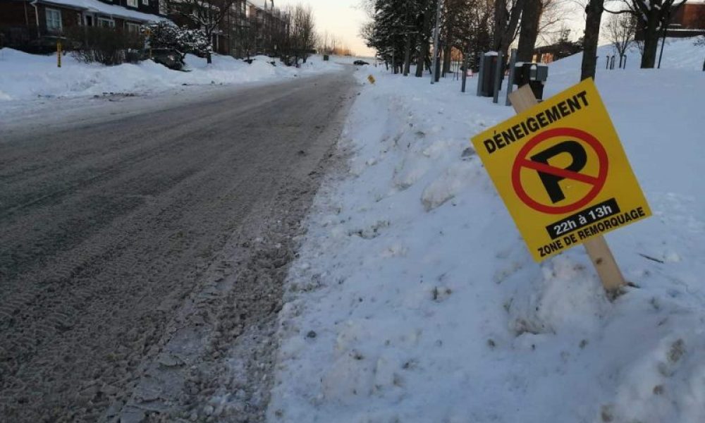 Les opérations de déneigement posent problème, lorsque les voitures sont stationnées dans les rues. Photo : Archives