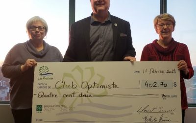Le maire de La Prairie remet un chèque aux Optimistes