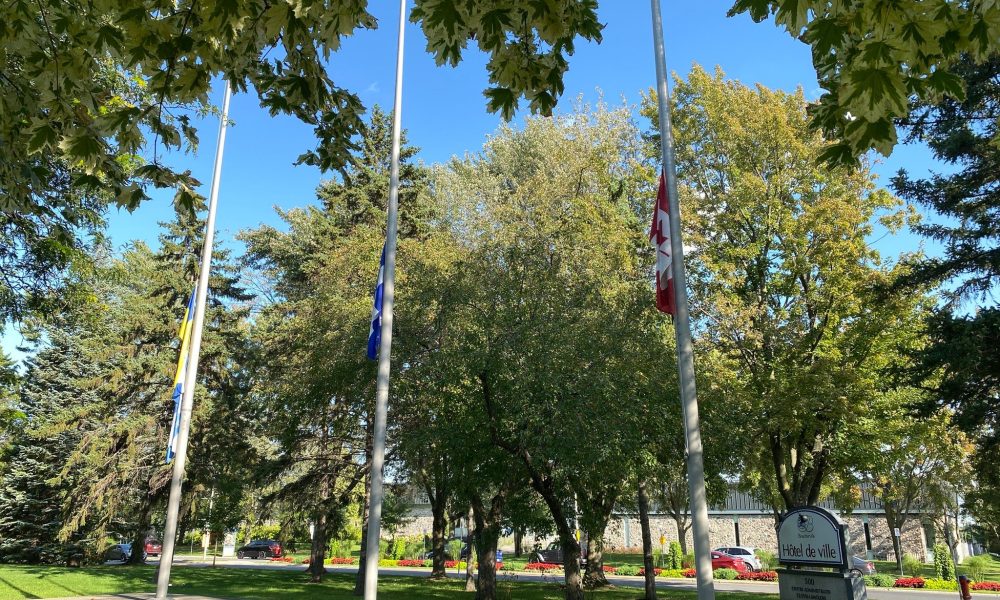 Drapeaux en berne à Boucherville. Photo: Facebook Ville de Boucherville