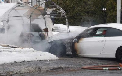 Une voiture prend feu à Longueuil