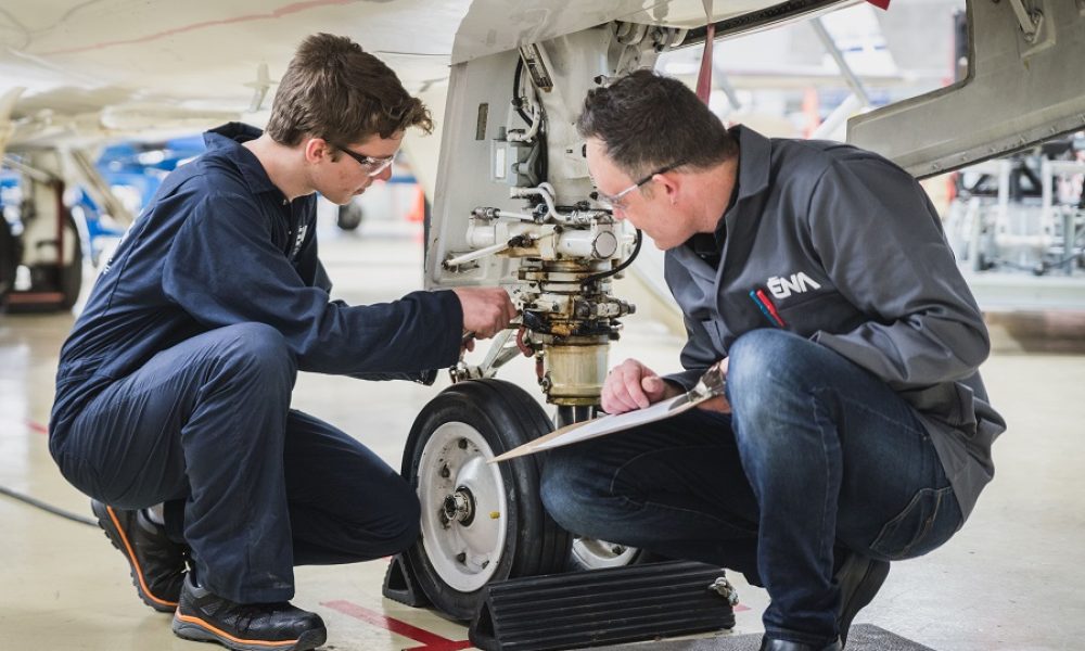 Le programme de techniques d'avionique, permet aux étudiants de découvrir les systèmes de navigation d'un aéronef. Photo : Courtoisie