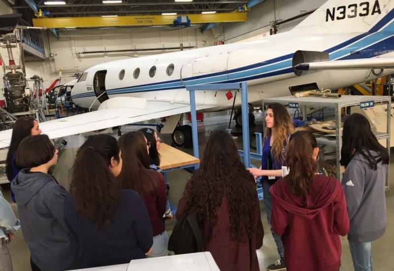 Une sortie de filles à l’ÉNA pour encourager les inscriptions FM 103