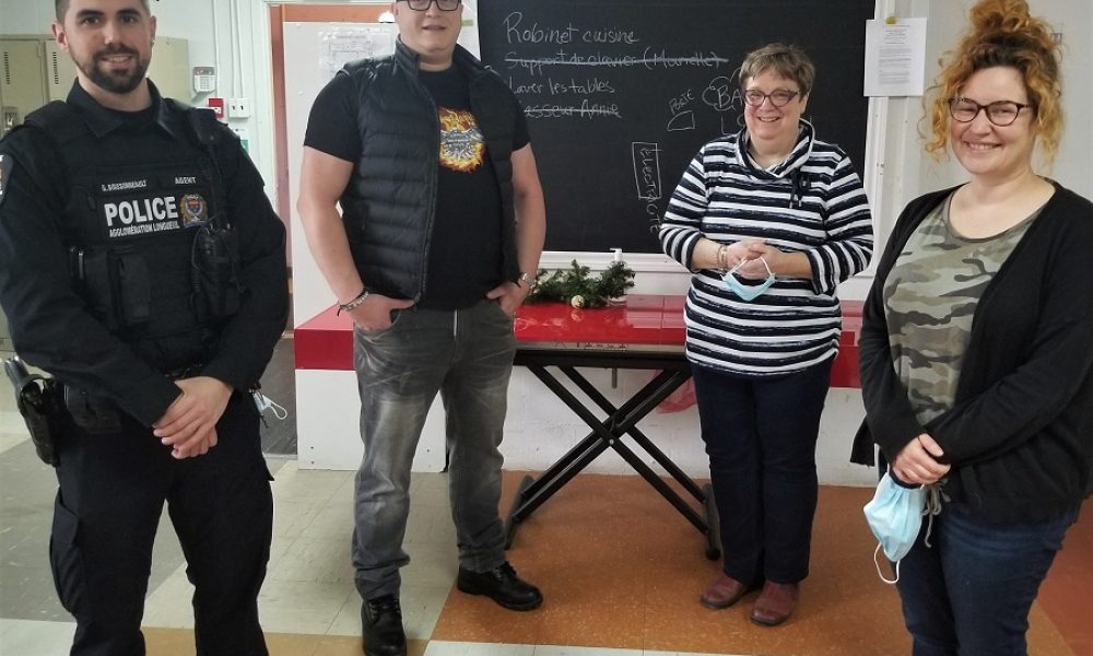 L’équipe de l’organisme l’Entraide, a accueilli l’agent Gabriel Boissonneault dans le cadre d’un nouveau projet du SPAL. Photo : Katina Diep