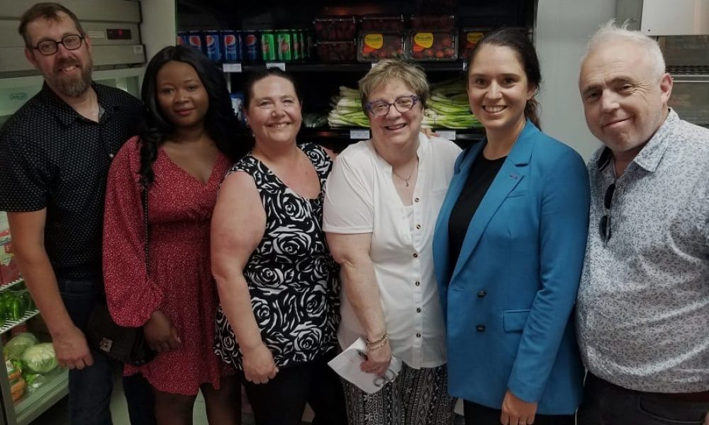 Éllus et intervenants dans un épicerie communautaire