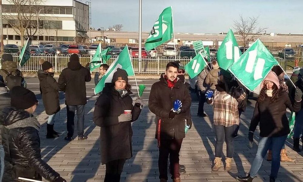 Manifestants à l'extérieur