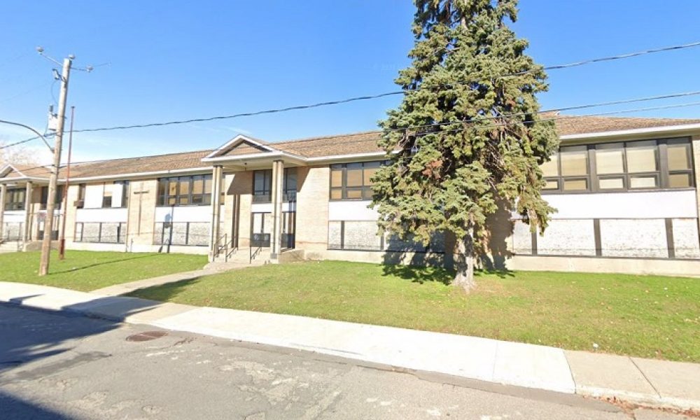 L’école Notre-Dame actuelle, située au 695, rue Duvernay à Longueuil, sera détruite pour laisser place à un nouveau bâtiment. Photo : Google Maps