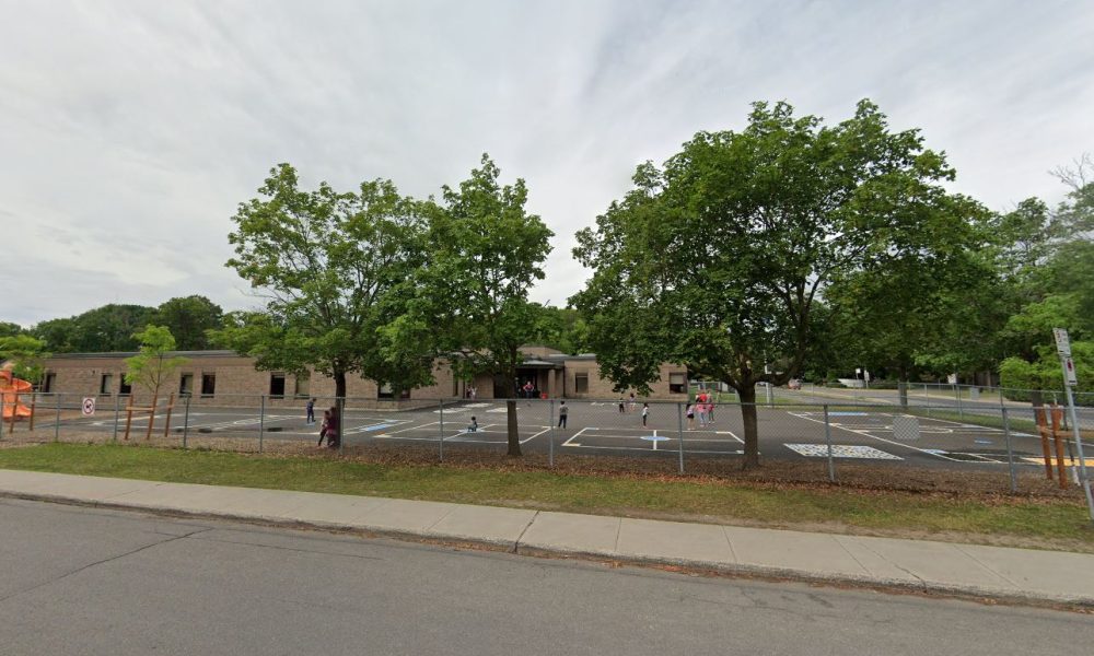 Les jours de collecte, le camion passe sur la rue de l’école entre 7h30 et 8h, soit au même moment où les écoliers se rendent en classe. Photo: Google Maps