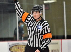 Elizabeth Mantha en poste pour les rondes finales du hockey féminin