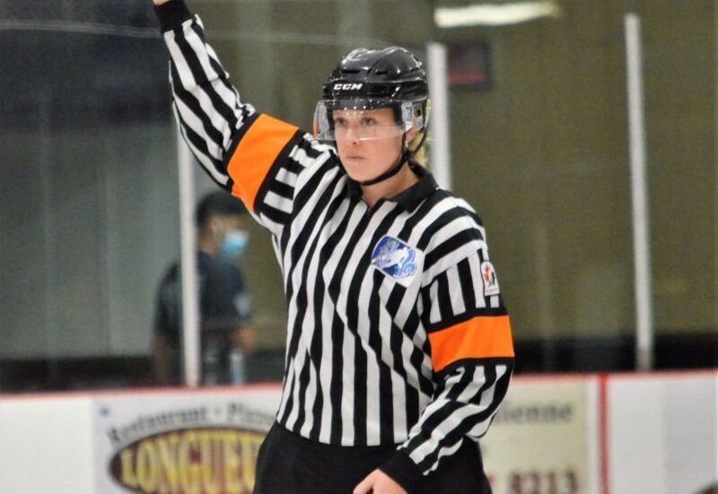 Elizabeth Mantha en poste pour les rondes finales du hockey féminin