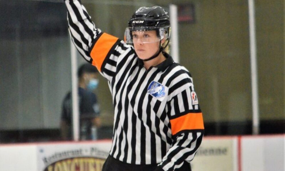 Elizabeth Mantha en poste pour les rondes finales du hockey féminin