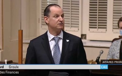 Le ministre des Finances dépose un budget déficitaire.