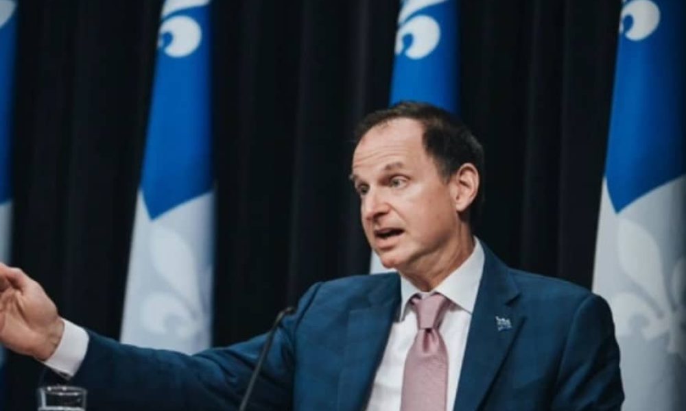 Le ministre des Finances dépose un budget déficitaire.