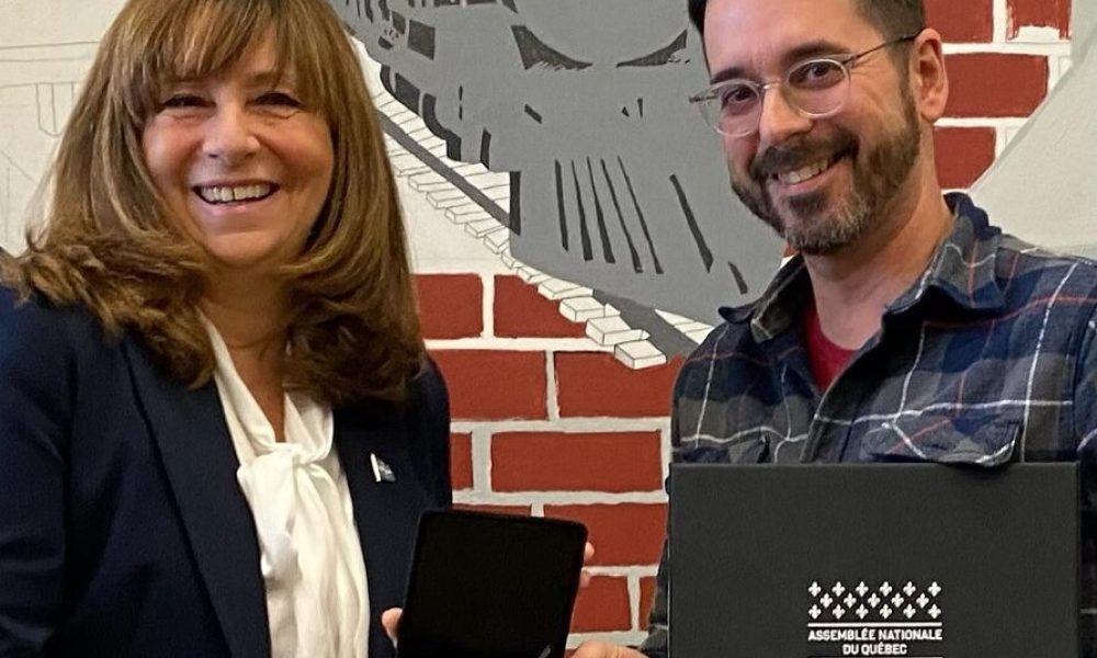 L’enseignant et conseiller François Desmarais a reçu la Médaille de l’Assemblée nationale de la députée de Montarville, Nathalie Roy. Photo : Facebook