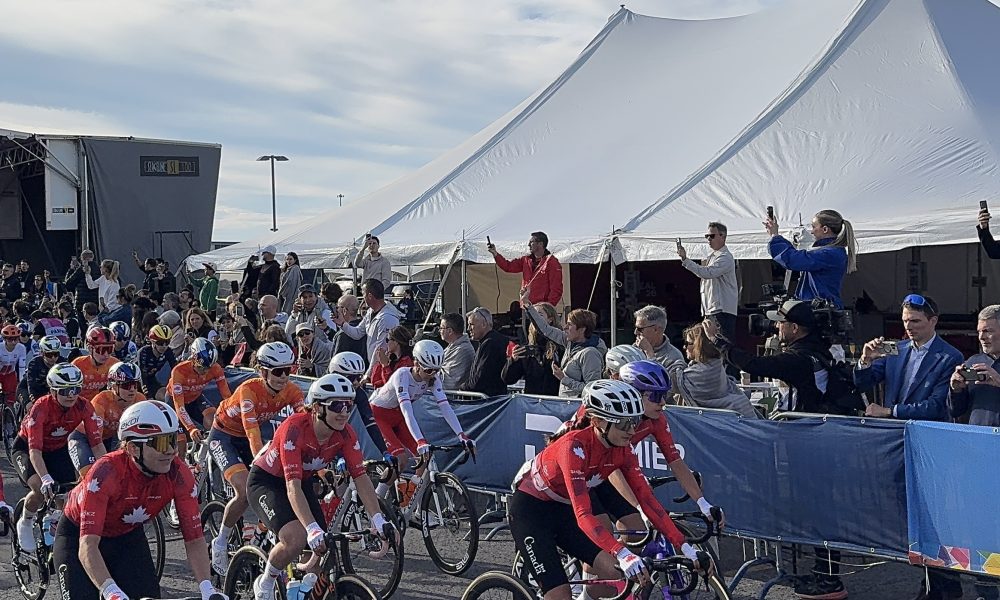 Une foule enthousiaste au départ des femmes pour la course élite féminin à Brossard