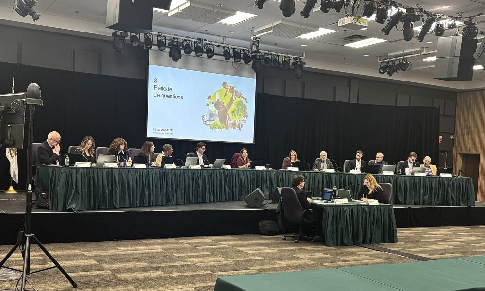 nouveau,fm1033,contrat,projet,parc,Brossard,dollars,ville,roches,poussières,offre,travaux,phase,dépenses,hauteur,conseillère,boisé,conditions