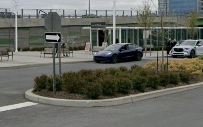 Des factures sont remises par la compagnie Stat à des usagers du REM qui se stationnent dans les places réservées aux clients du Quartier Dix30.