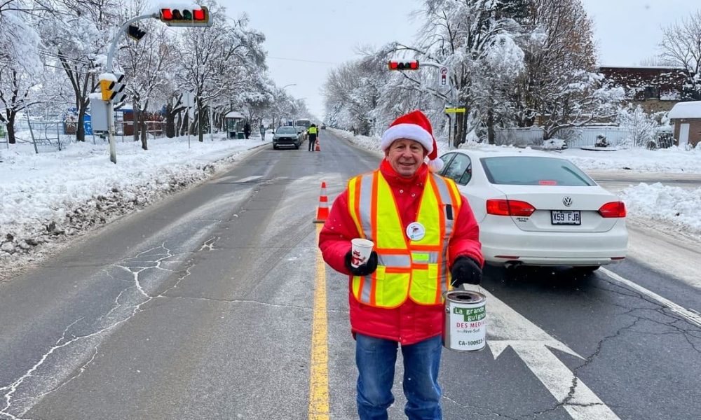 Bénévole amassant des dons